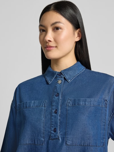 Frauenmodel trägt Relaxed Fit Bluse aus Lyocell-Mix mit Polokragen von Smith and Soul in Denim-Optik, 1/2-Arm, Brusttaschen, Nahaufnahme Oberkörper.