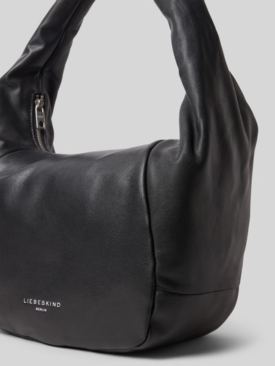 Produktfoto, Hobo Bag mit Label-Detail Modell 'FARRAH' von LIEBESKIND BERLIN in Schwarz, weiche Lederstruktur, Hauptfach mit Reißverschluss, Tragehenkel, Innenfach, Maße 40x26x20 cm, Schulterriemen 68 cm.