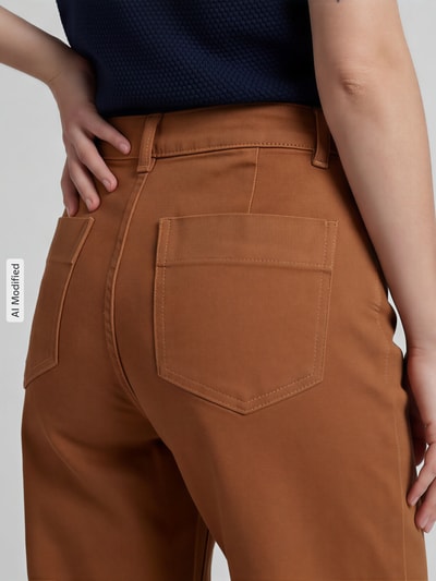 Frauenmodel trägt Hose mit verkürzter Passform mit aufgesetzten Taschen von Jake*s Casual in Braun, Detailaufnahme Rückansicht.