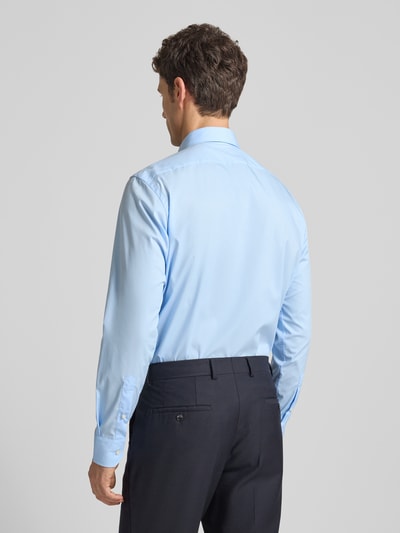 Männermodel trägt hellblaues Slim Fit Businesshemd aus Popeline mit Stretch-Anteil von BOSS, Baumwoll-Elasthan-Mix, Rückenansicht, Ganzkörperansicht Rückansicht. Schulterbreite 48 cm, Ärmellänge 66 cm, Rückenlänge 78 cm, Kentkragen, durchgehende Knopfleiste, Sportmanschetten, abgerundeter Saum, Easycare.
