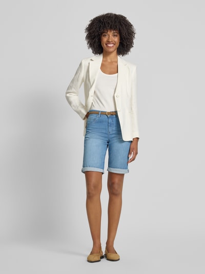 Frauenmodel trägt Jeansshorts mit Eingrifftaschen von Angels aus Baumwoll-Elasthan-Mix, Regular-Fit, hellblau mit Umschlag, Ganzkörperansicht von vorne. Bundweite bei Größe 36: 39 cm, Innenbeinlänge bei Größe 36: 27 cm.