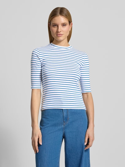 Vrouwenmodel draagt T-shirt met 3/4-mouw van Lanius, puur katoen, slim fit, ronde hals, ruglengte maat 36: 53 cm, geheel van voren.