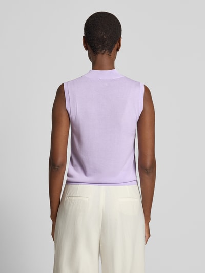 Frauenmodel trägt Stricktop aus Lyocell-Mix mit Rundhalsausschnitt Modell 'Remi' von GUIDO MARIA KRETSCHMER WOMAN, helle Lila-Farbe, feine glatte Textur, flache Nähte, Slim Fit, dezentes Label-Detail, kombiniert mit heller Hose, Rückenlänge bei Größe 36: 50 cm, Ganzkörperansicht Rückansicht.