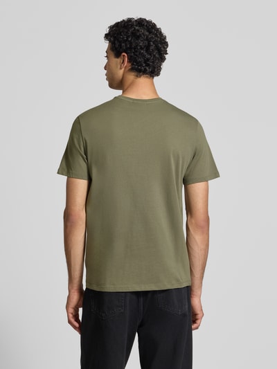 Männermodel trägt Regular Fit T-Shirt aus reine katoen van Calvin Klein Jeans, uni kleur, label patch, ronde hals, korte mouw, Ganzkörperansicht Rückansicht.