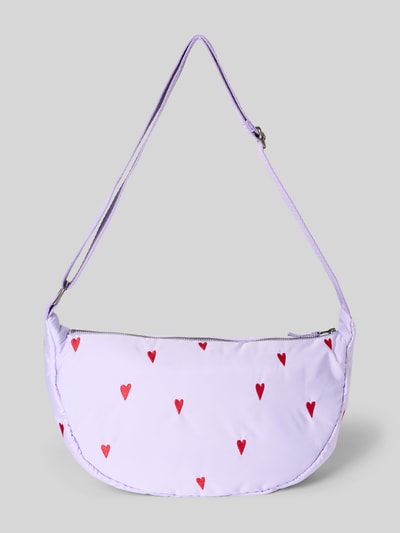 Produktfoto, Handtasche mit Stitchings Modell 'Puffy Adult Fanny Pack' von STUDIO NOOS in Flieder mit roten Herzen, Hauptfach mit Reißverschluss, Schulterriemen, Breite 33 cm, Länge 21 cm, Tiefe 9 cm, Länge Schulterriemen 70 cm