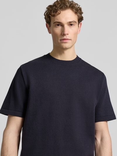 Mannenmodel draagt Strickshirt met Label-Detail Modell 'MILANO' van Jack & Jones Premium in donkerblauw, katoenmix, rechte fit, ronde hals, bovenlichaam close-up.