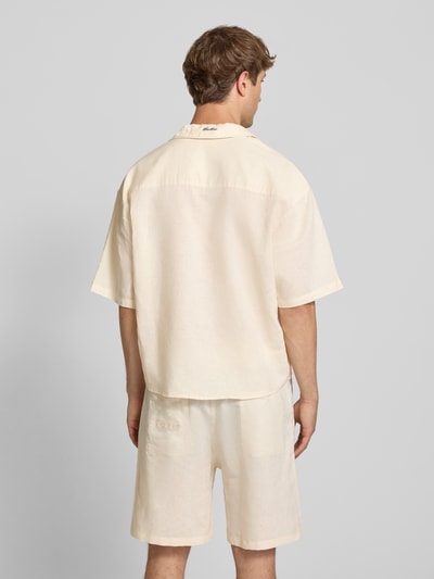 Męski model nosi Relaxed Fit Leinenhemd mit Label-Stitching od ANOTHER COTTON LAB, czysty len, kremowy kolor, widok całego ciała z tyłu.