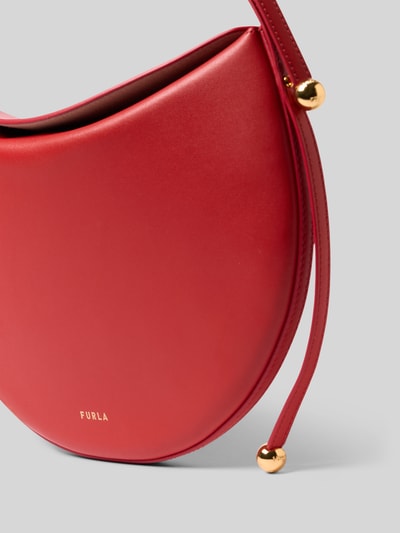 Produktfoto, Shoulder Bag mit Logo-Print Modell 'Moonstone' von FURLA in Rot mit Magnetverschluss, verstellbarem Schulterriemen, goldenen Details, Maße 31 cm Breite, 20 cm Länge, 3 cm Tiefe, Schulterriemen 57 cm, elegante glatte Textur, Hauptfach mit Logo-Print.