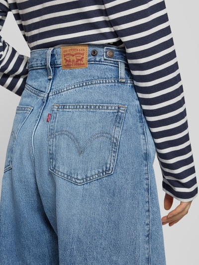 Männermodel trägt Barrel Fit Jeans mit 5-Pocket-Design von Levi’s®, jasnoniebieski dżins, luźny krój, ujęcie detailowe tylnej części.