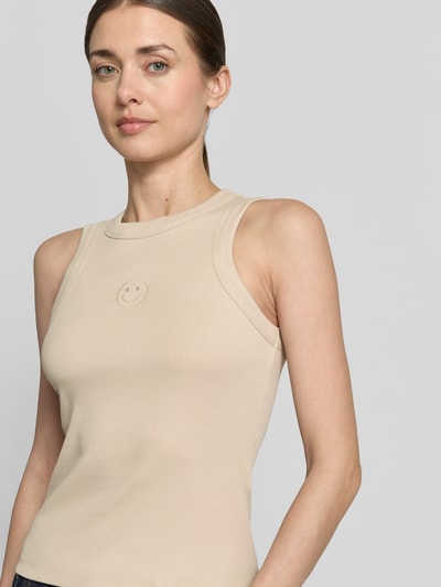 Frauenmodel trägt Slim Fit Tank Top aus Baumwoll-Mix Modell 'SMILE CAISA TANK TOP' von Vero Moda, Optik: Unifarben, Feinripp, Motiv-Stitching, Rundhals, Nahaufnahme Oberkörper.