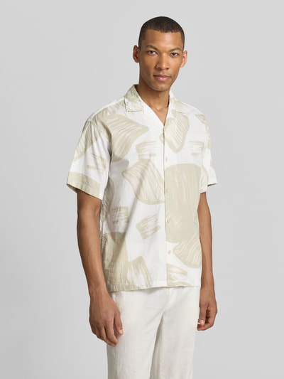 Männermodel trägt Jack & Jones Premium Relaxed Fit Freizeithemd mit Reverskragen Modell 'BLAVENICE' aus Bio-Baumwoll-Mix, Ganzkörperansicht von vorne. Helle, beige-weiße Farben, abstrakte Muster, Knopfleiste, kurzer Ärmel, Rückenlänge 72 cm, Schulterbreite 52 cm, Ärmellänge 23 cm, Größe M.