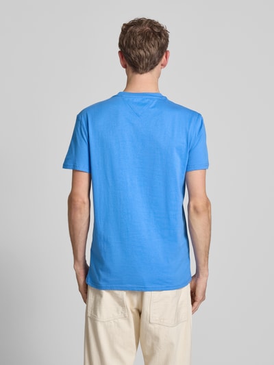 Männermodel trägt Regular Fit T-Shirt aus reiner Baumwolle von Tommy Jeans in Unifarben, Jersey-Struktur, Ganzkörperansicht Rückansicht