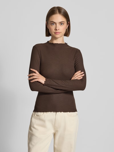 Frauenmodel trägt Slim Fit Langarmshirt mit Viskose-Anteil Modell 'EMMA' von ONLY in Dunkelbraun mit feiner Rippstruktur, Nahaufnahme Oberkörper, Damen Langarmshirt von ONLY.