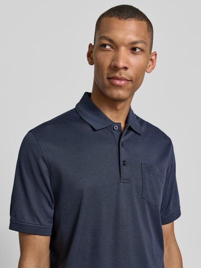 bugatti Regular Fit Poloshirt mit Brusttasche und Label-Stitching Marine 3