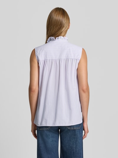 Frauenmodel trägt Blusentop aus Reine Baumwolle mit Stehkragen und Knopfleiste von Emily Van den Bergh, Regular-Fit, Rückenlänge 64 cm, Ganzkörperansicht Rückansicht.