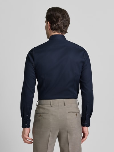 Männermodel trägt Regular Fit Businesshemd aus Baumwolle-Mix mit Kentkragen von OLYMP, dunkelblau, Strukturmuster, Ganzkörperansicht Rückansicht.