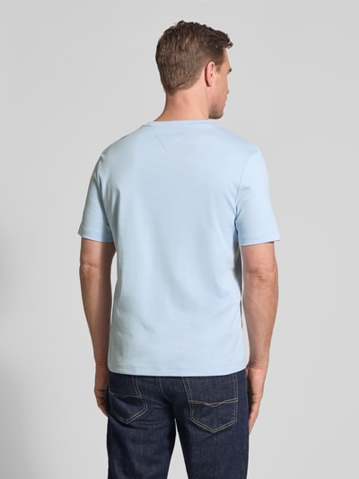 Männermodel trägt Regular Fit T-Shirt aus reiner Baumwolle von Tommy Hilfiger, Optik: Unifarben, Kurzarm, Ganzkörperansicht Rückansicht.