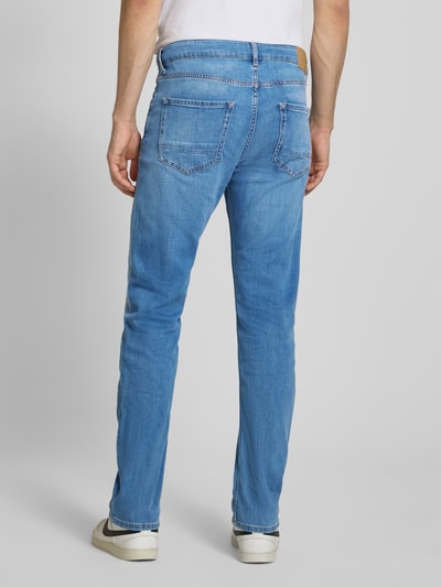 Männermodel trägt Regular Fit Jeans aus Baumwoll-Mix Modell 'CASH' von Pepe Jeans in Denim-Optik, 5-Pocket-Design, Ganzkörperansicht Rückansicht.