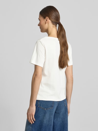 Frauenmodel trägt T-Shirt mit Motiv-Print und Strasssteinbesatz von monari, Reine Baumwolle, Gerader-Schnitt, Rückenlänge 57 cm, Ganzkörperansicht Rückansicht.
