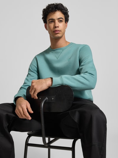 Männermodel trägt Sweatshirt mit Rundhalsausschnitt und Label-Stitching von G-Star Raw in Türkis, Baumwoll-Mix, Regular-Fit, Nahaufnahme Oberkörper.