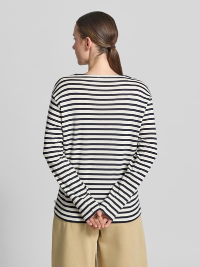 Frauenmodel trägt Longsleeve im Allover-Look mit Rundhalsausschnitt von Closed, weiß-blau gestreift, Baumwoll-Modal-Mix, Relaxed Fit, Ganzkörperansicht Rückansicht.
