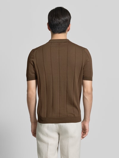 Männermodel trägt Regular Fit Poloshirt mit breiter Rippe und V-Ausschnitt von GRAN SASSO in Braun aus reiner Baumwolle, Rückenlänge 69 cm, Ganzkörperansicht Rückansicht.