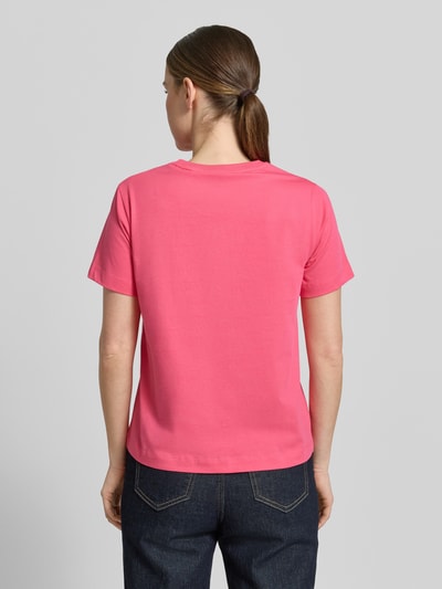 Frauenmodel trägt T-Shirt mit Rundhalsausschnitt und Label-Stitching von Gant aus Reine Baumwolle, Regular-Fit, Rückenlänge 57 cm, Ganzkörperansicht Rückansicht.