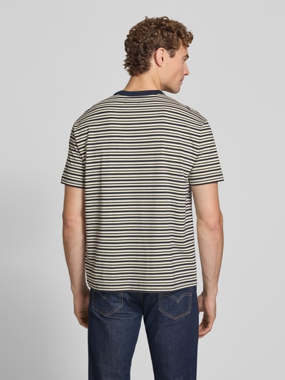 Männermodel trägt Regular Fit T-Shirt mit Viskose-Anteil von MCNEAL, creme mit dunklen Streifen, Material-Mix, Ganzkörperansicht Rückansicht.