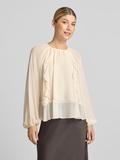 Frauenmodel trägt Bluse mit Raffungen von Christian Berg Woman Selection in Creme mit Volants und elastischen Abschlüssen, Nahaufnahme Oberkörper.