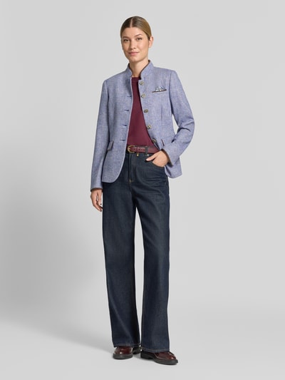 Frauenmodel trägt Blazer mit Viskose-Anteil und Stehkragen von White Label, taillierter Schnitt, gemischte Blautöne, Ganzkörperansicht von vorne.