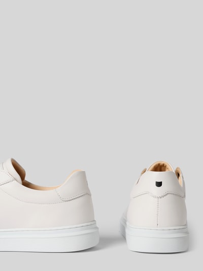 Productfoto, Sneaker uit leder model 'Travis' van Henry Stevens, afgeronde neus, vetersluiting, witte zool, leren textuur, maat 44 hakhoogte 3 cm, schachthoogte 7 cm, schachtwijdte 10 cm