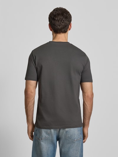 Männermodel trägt T-Shirt mit Label-Print von MARC O'POLO in Unifarbenes-Design aus Reine Baumwolle mit Gerader-Schnitt, Rückenlänge 69 cm, Ganzkörperansicht Rückansicht.