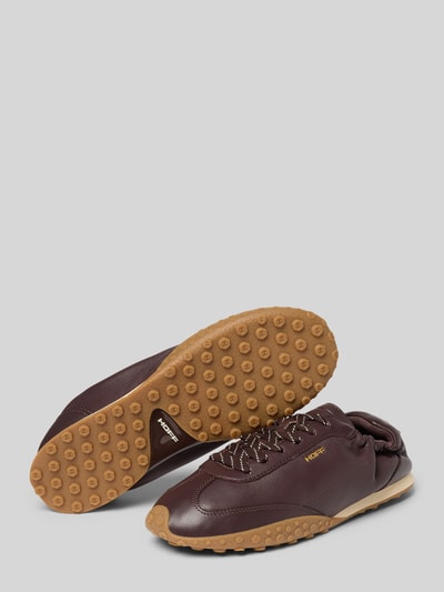 Produktfoto, Sneaker aus echtem Leder mit Logo-Detail Modell 'Bridge' von HOFF, braun mit beiger profilierter Sohle, runde Form, glatte Struktur