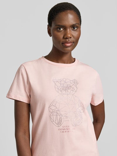 GUESS Activewear T-Shirt mit Ziersteinbesatz und Rundhalsausschnitt Hellrosa 3