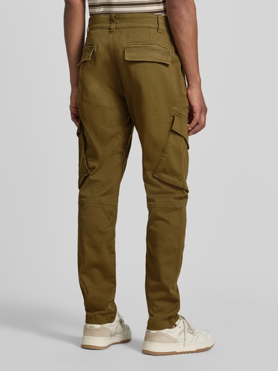 Männermodel trägt Straight Fit Cargohose aus Baumwoll-Mix von MCNEAL in Olivgrün, Gesäß- und Seitentaschen, Ganzkörperansicht Rückansicht, elastischer Material-Mix