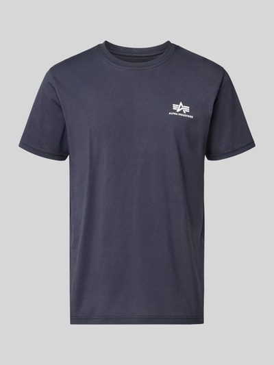 Produktfoto, T-Shirt mit Logo und Rundhalsausschnitt von Alpha Industries in Dunkelblau, reine Baumwolle, Regular Fit, schlichte Struktur