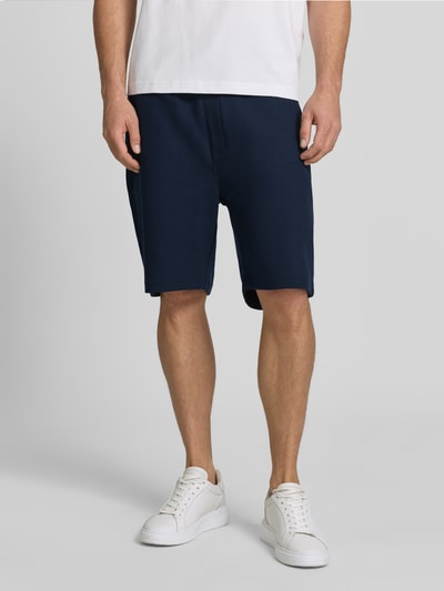 Männermodel trägt Shorts mit Strukturmuster und Tunnelzug von Lerros, dunkles Blau, Baumwoll-Mix mit Stretch-Anteil, Regular-Fit, Bundweite 49 cm, Innenbeinlänge 22 cm, Gesäßtasche, Ganzkörperansicht von vorne.
