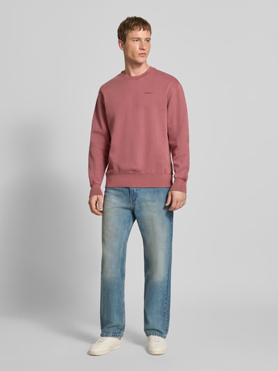 Männermodel trägt Straight Fit Jeans im 5-Pocket-Design Modell '565' von Levi's®, Reine Baumwolle, Loose-Fit, Ganzkörperansicht von vorne.