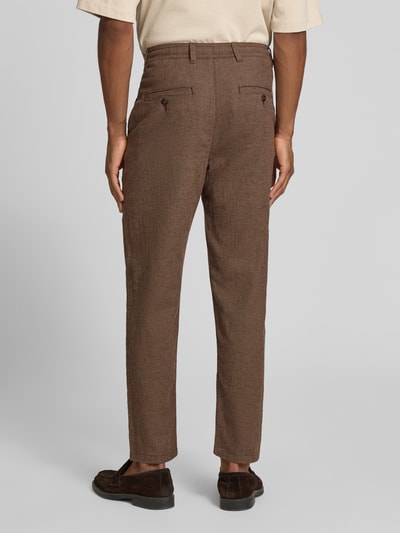 Männermodel trägt Regular Fit Stoffhose aus Baumwoll-Leinen-Mix von SELECTED HOMME, Melange-Optik, Ganzkörperansicht Rückansicht.