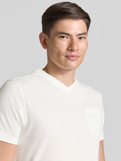 Männermodel trägt Regular Fit T-Shirt mit V-Ausschnitt von Lerros in Weiß, Reine Baumwolle, Brusttasche, Logo-Stitching, Nahaufnahme Oberkörper.