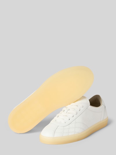 Produktfoto, Sneaker aus echtem Leder mit Logo-Prägung von Copenhagen für Damen, runde Form, weiße Oberfläche, glatte Sohle, Schnürverschluss, Absatzhöhe 2 cm, Schafthöhe 7 cm, Schaftweite 8 cm, minimalistisches Design mit leicht transparenter, beiger Sohle.