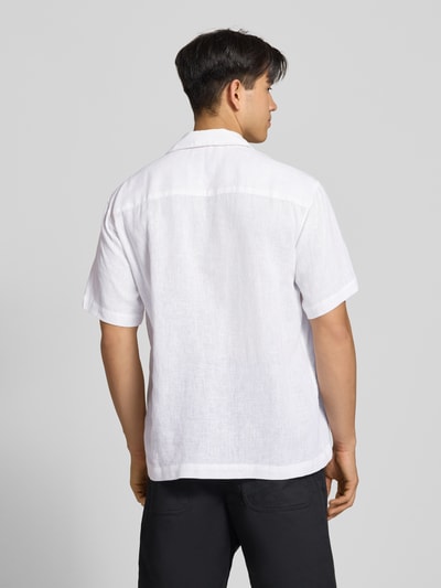 Männermodel trägt Relaxed Fit Freizeithemd aus Leinen-Viskose-Mix Modell 'LAURENCE' von Only & Sons, Optik: Unifarben, Passform: Relaxed-Fit, Hemdkragen: Reverskragen, Knopfleiste: Einreihig, Ärmelform: Kurzarm, Brusttasche, Material: Leinen-Viskose-Mix, Weiß mit glatter Textur, Ganzkörperansicht Rückansicht.