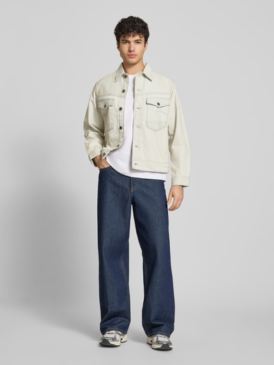Mężczyznamodel nosi Jeansjacke mit Brusttaschen Modell 'Dakota' od G-Star Raw, czysta bawełna, krój relaxed fit, jasny beż, guziki, kieszenie na piersi, długość tyłu w rozmiarze M: 63 cm, szerokość ramion w rozmiarze M: 47 cm, szerokość klatki w rozmiarze M: 58 cm, długość rękawa w rozmiarze M: 65 cm, widok całej sylwetki z przodu.