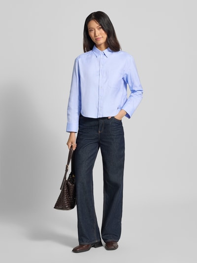 Vrouwenmodel draagt lichtblauwe loose fit blouse met lange mouwen van katoen model 'NUORO' van Weekend Max Mara, geheel vooraanzicht.