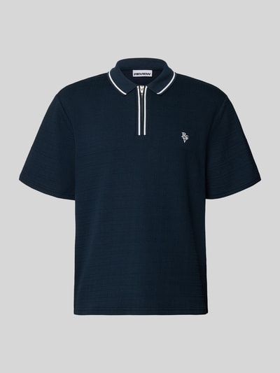 Produktfoto, Regular Fit Poloshirt mit Reißverschluss und Label-Stitching von REVIEW, dunkles Blau, Strukturmuster, Baumwoll-Mix, kurzer Schnitt.