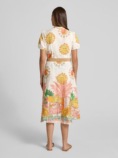 Vrouwenmodel draagt midi-jurk im allover-look met riem van MORE & MORE, puur katoen, A-lijn, opstaande kraag, V-hals, ruglengte maat 36: 113 cm, borstwijdte maat 36: 32 cm, mouwlengte maat 36: 22 cm, veelkleurig met ronde en palmboomvormen, textuur glad, Ganzkörperansicht Rückansicht.