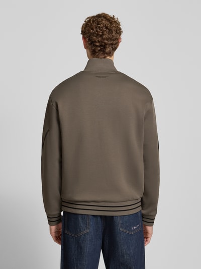 Männermodel trägt Sweatjacke aus Baumwoll-Mix von Armani Exchange in Braun mit gerippten Abschlüssen, lockerer Passform, Ganzkörperansicht Rückansicht.