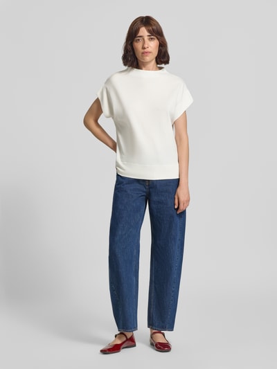 Frauenmodel trägt T-Shirt aus Viskose-Mix Modell 'Ujolina' von someday., weiß, Stehkragen, Kappärmel, Regular Fit, Ganzkörperansicht von vorne.