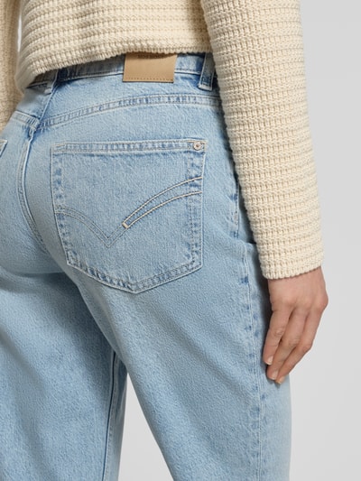 Vrouwenmodel draagt Jeans mit Aufschlag Modell 'Colorado Mai' van MOS MOSH in lichtblauw, katoenmix met lyocell, regular fit, detailopname achterzijde