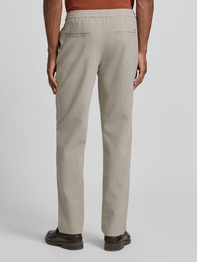 Männermodel trägt Kleingemusterte Hose mit elastischem Bund von Les Deux, Beige, Regular-Fit, Material-Mix mit Viskose-Anteil, Detailaufnahme Rückansicht.